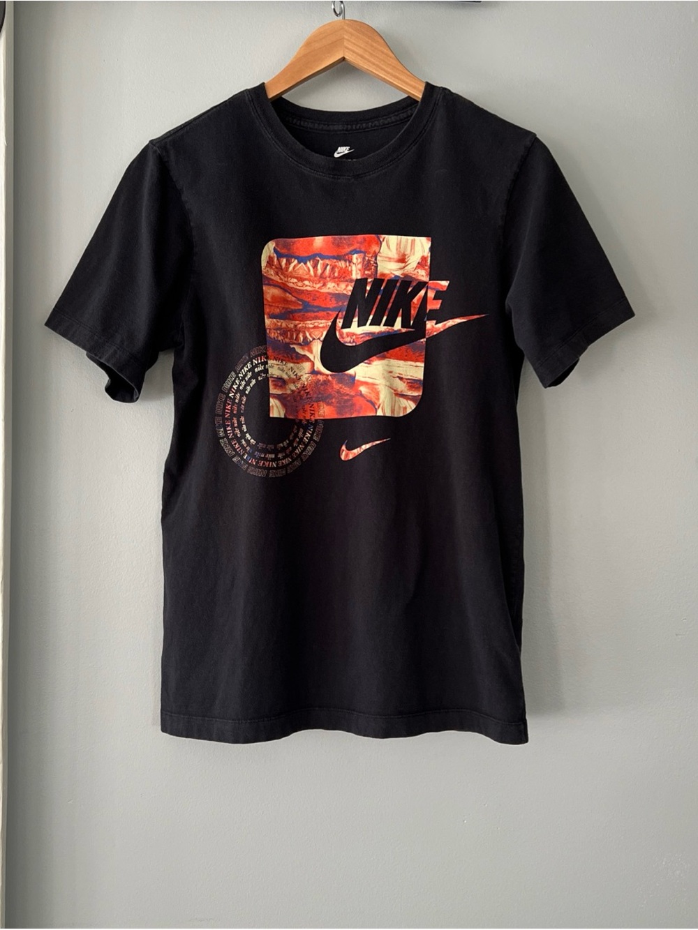 Nike Men's Small Short Sleeve Double Swoosh Logo Abstract Print Black T-Shirt